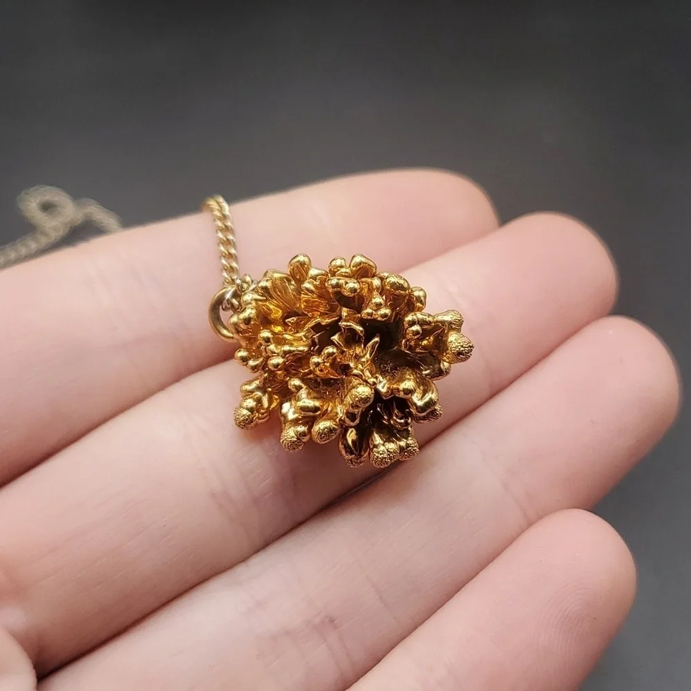 N2813 18kt hydrangea pendant flower‎ chain is (gold tone)